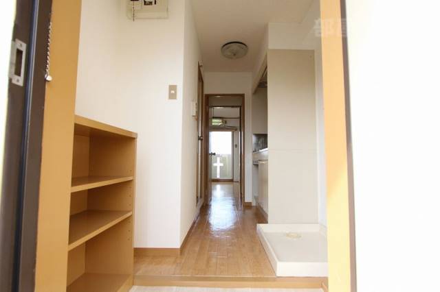 玄関　※別号室の写真です