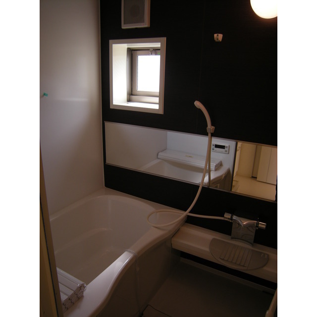 バス・シャワールーム　小窓付きで明るく、換気も出来ます♪