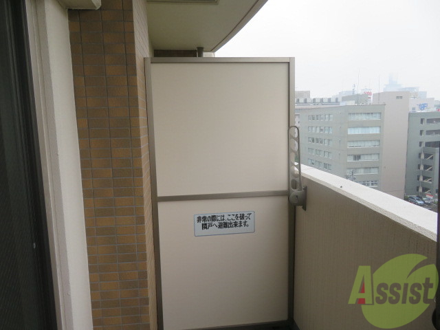 バルコニー　バルコニーは幅があり、広い印象を受けました。