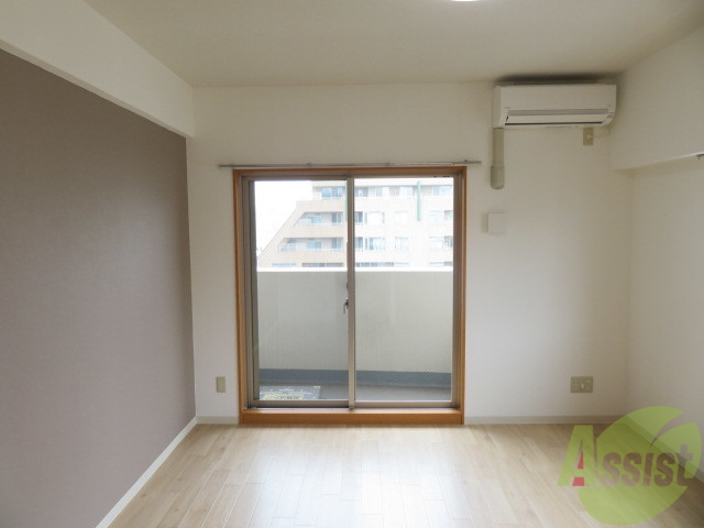 居室・リビング　８帖の洋室です。広々として、きれいですね。