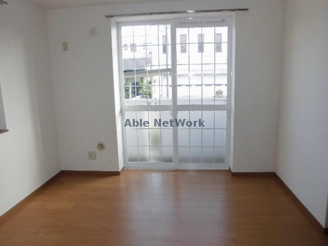 居室・リビング　同物件他号室の写真です