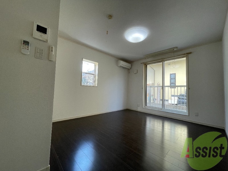 居室・リビング　８．１帖の洋室です。広々として、きれいですね。