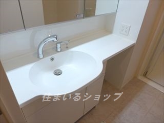 洗面設備　三面鏡付き大型シャンプードレッサー