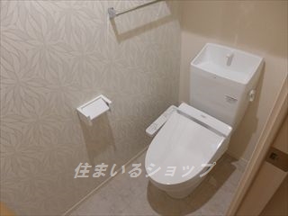 トイレ　シャワートイレ・収納棚あり