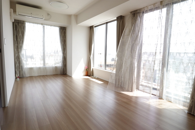 居室・リビング　角部屋、二面バルコニーで明るいお部屋です前回募集参考写真