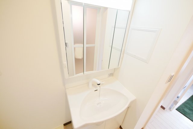 洗面設備　独立洗面化粧台が付いています