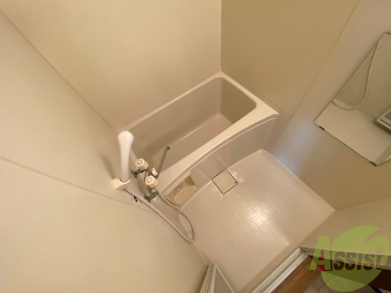 バス・シャワールーム　バスルームは狭すぎず、シャワーも浴びやすそうです。