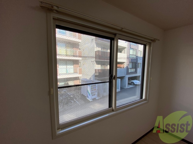 バルコニー　窓を開けると風通しも良く、気分も上がりそう！