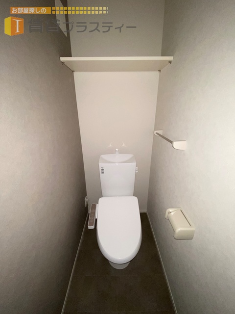 トイレ　収納棚付きの癒しの空間