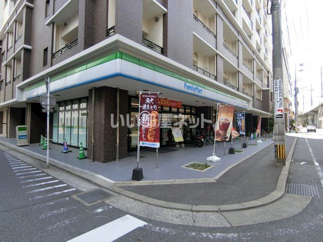 コンビニ　ファミリーマートＲＪＲプレシア博多駅前店（コンビニ）まで159m
