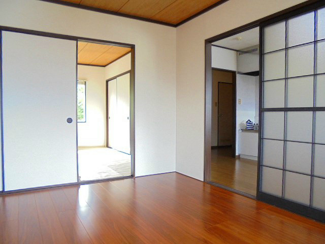 居室・リビング　写真は101号室です。（参考）