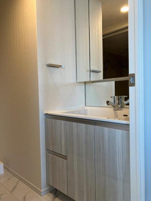 洗面設備　三面鏡付洗面化粧台