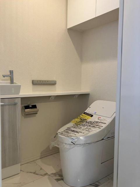 トイレ　温水洗浄暖房便座・手洗いカウンター付