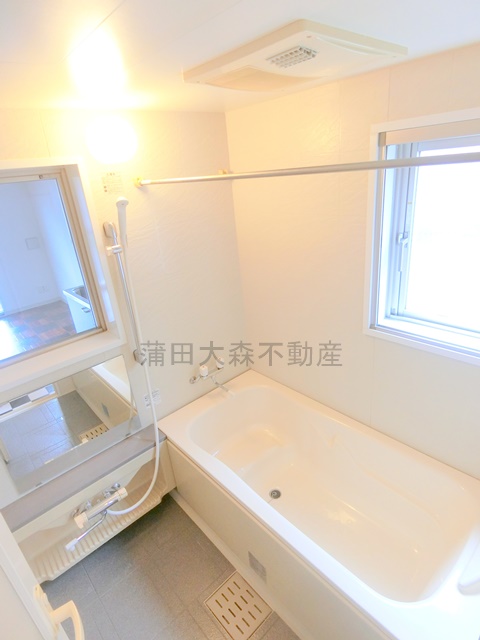 バス・シャワールーム　窓と浴室乾燥機能付きのお風呂