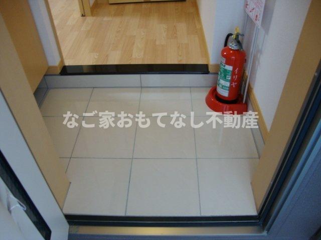 玄関　イリヤ　お問合せはなご家おもてなし不動産へ。