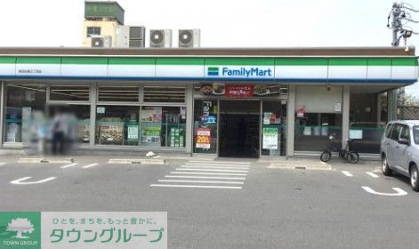 コンビニ　ファミリーマート熱田白鳥三丁目店（コンビニ）まで520m