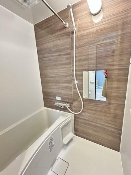 バス・シャワールーム　清潔感のあるバスルームです。