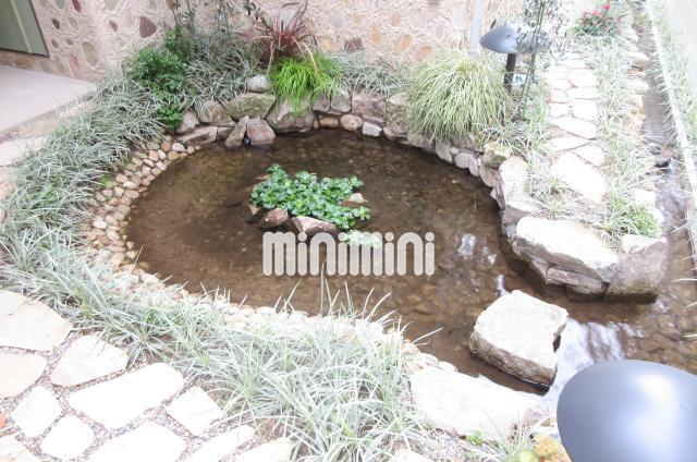 その他　中庭には小川が流れています。