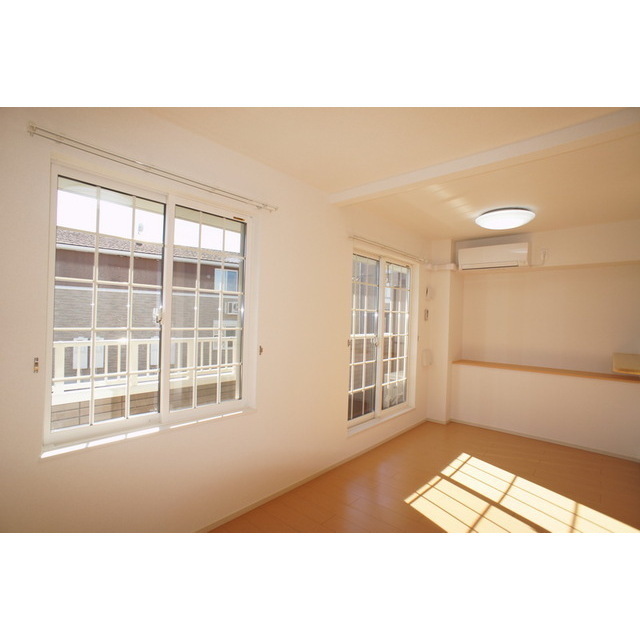 居室・リビング　窓が大きく明るい室内