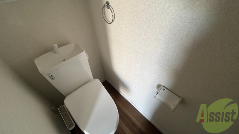 トイレ　トイレです。温水洗浄付きで、タオル掛けもあります。
