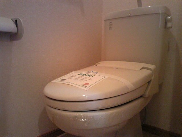 トイレ　落ち着いた色調のトイレです