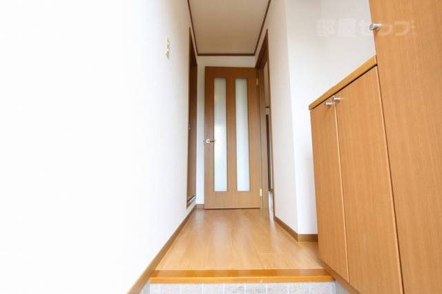 玄関　※１０５号室の写真です