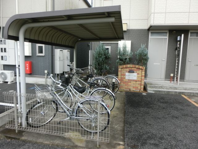 エントランス　屋根付き駐輪場