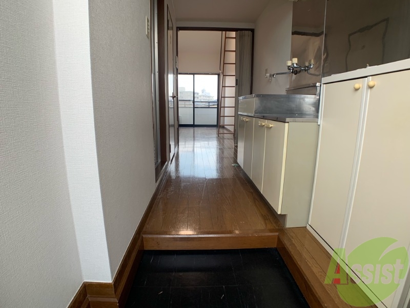 玄関　玄関をあけると木目調のあたたかい内装になっておりました。