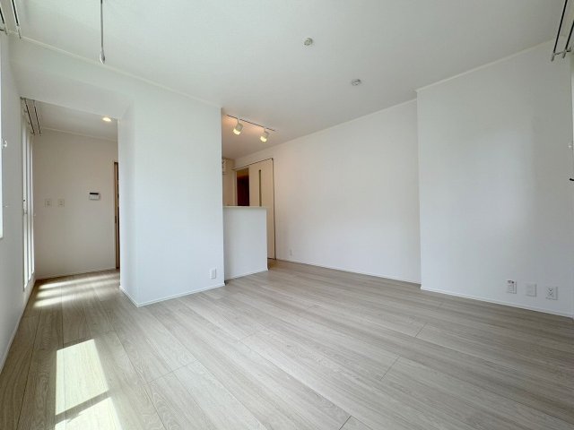 居室・リビング　★明るいフローリングの角部屋です★