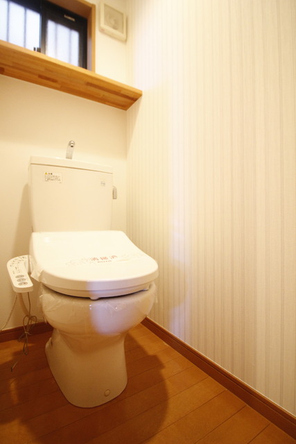 トイレ　トイレ上部に収納棚があります♪
