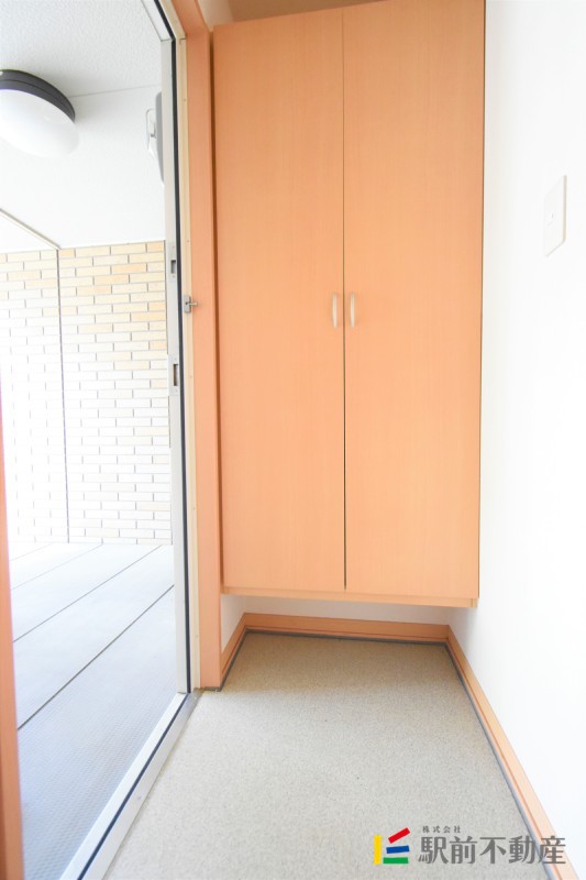 玄関　たっぷり収納付き