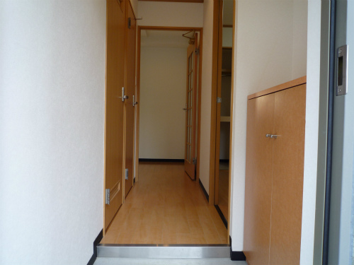玄関　玄関部分。下駄箱付です