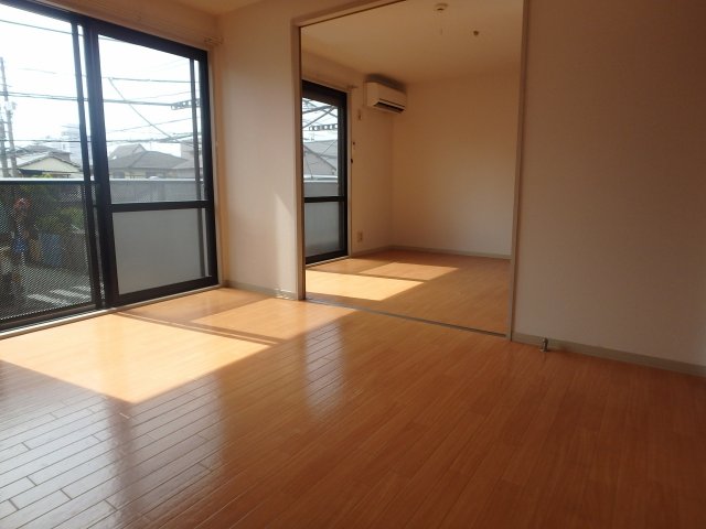 居室・リビング　落ち着いた色合いの床材を使用した居住空間