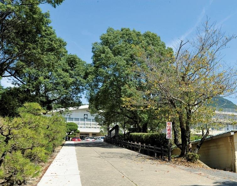 中学校　下関市立勝山中学校（中学校）まで868m