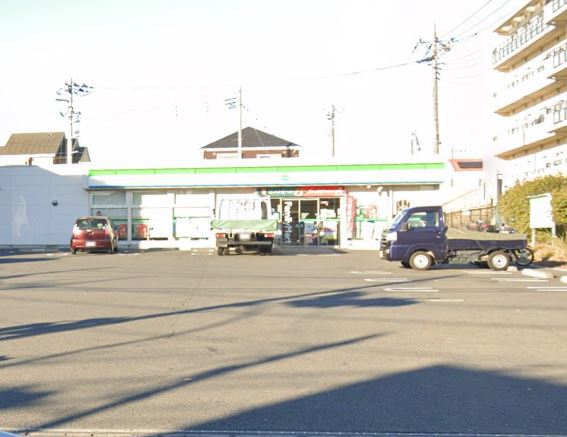 コンビニ　ファミリーマート（コンビニ）まで864m
