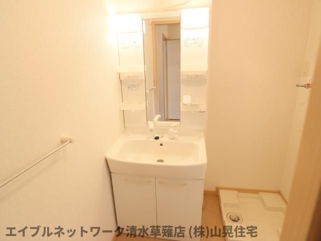 洗面設備　ゆったりとスペースのある洗面所