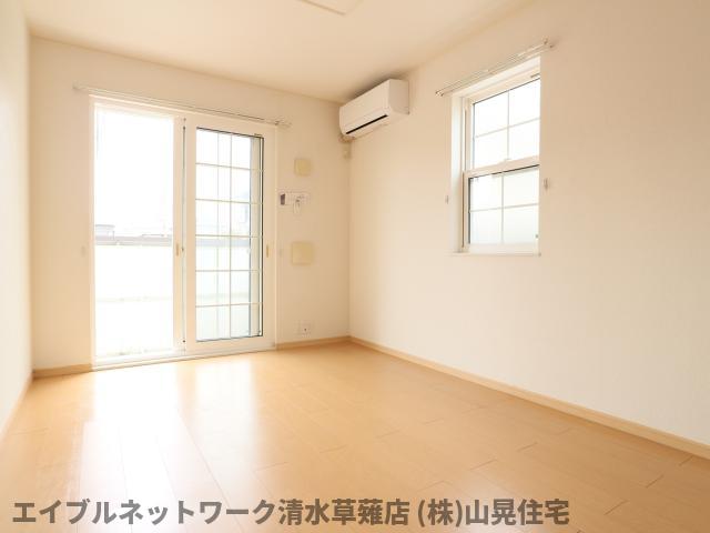 居室・リビング　こちらのリビングで趣味の時間をお楽しみください