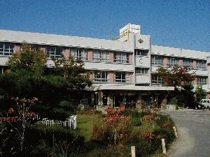 中学校　和泉市立 信太中学校（中学校）まで731m