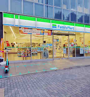 コンビニ　ファミリーマート市谷本村町店（コンビニ）まで101m
