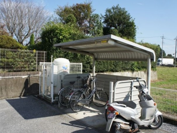 その他共有部分　屋根付きの駐輪場があります♪