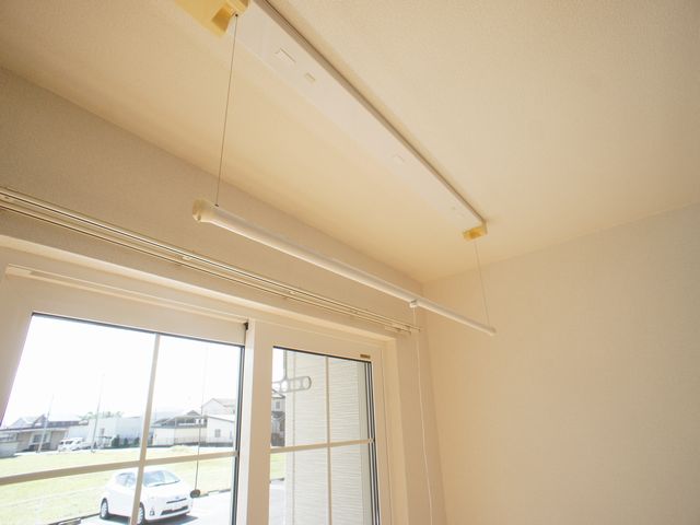 その他設備　室内物干しがあります。