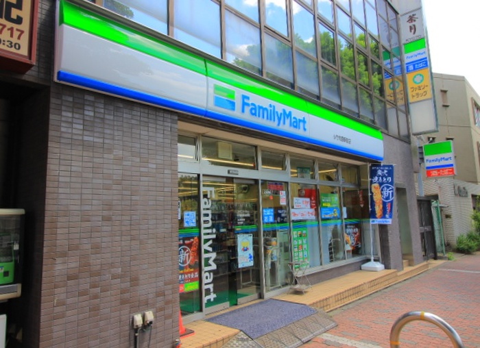 コンビニ　ファミリーマート（コンビニ）まで330m