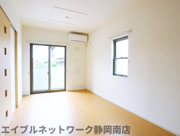 居室・リビング　こちらの居間で趣味の時間をお楽しみください