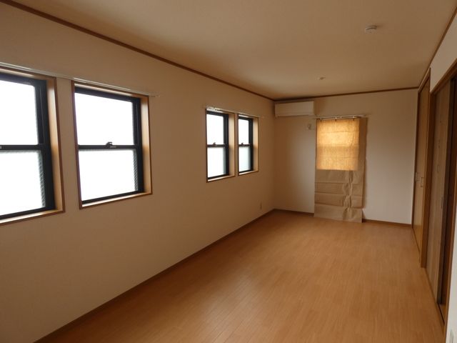 西区枇杷島1丁目戸建の居間写真