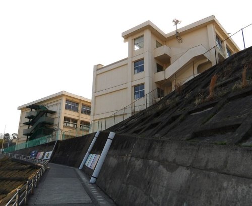 小学校　倉敷市立旭丘小学校（小学校）まで995m