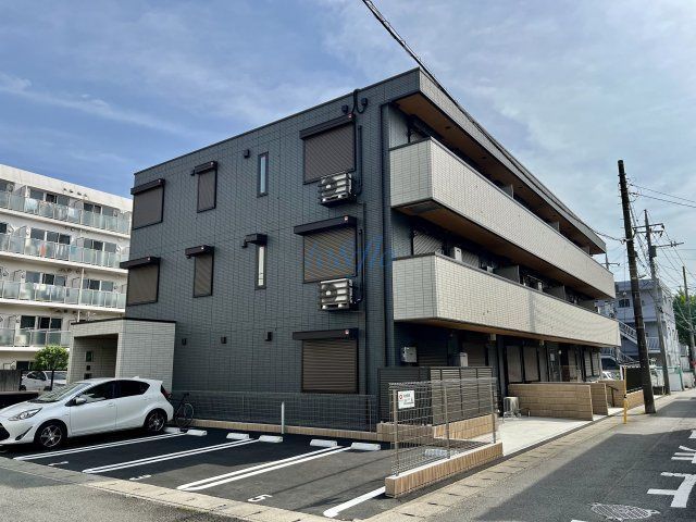 東急田園都市線 溝の口駅 バス乗車時間：22分 最寄りバス停で下車 徒歩2分 築3年