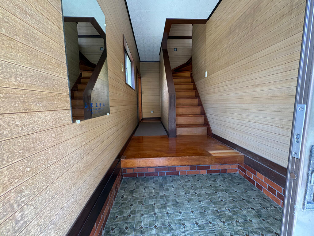 内郷内町戸建の玄関写真