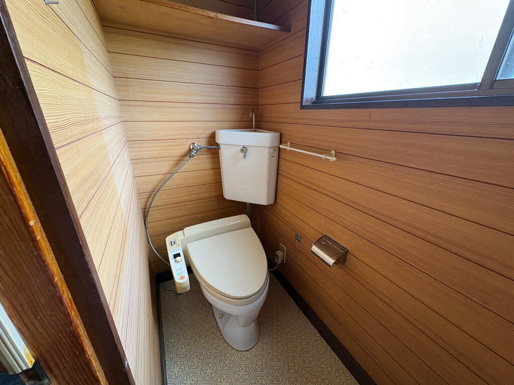 内郷内町戸建のトイレ写真