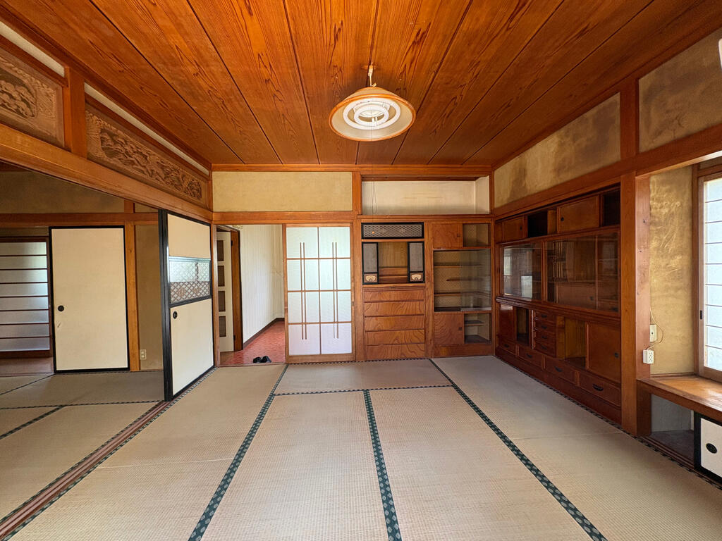 内郷内町戸建の居間写真