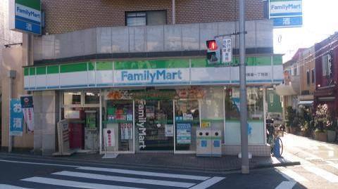 コンビニ　ファミリーマート 三軒茶屋一丁目店（コンビニ）まで305m